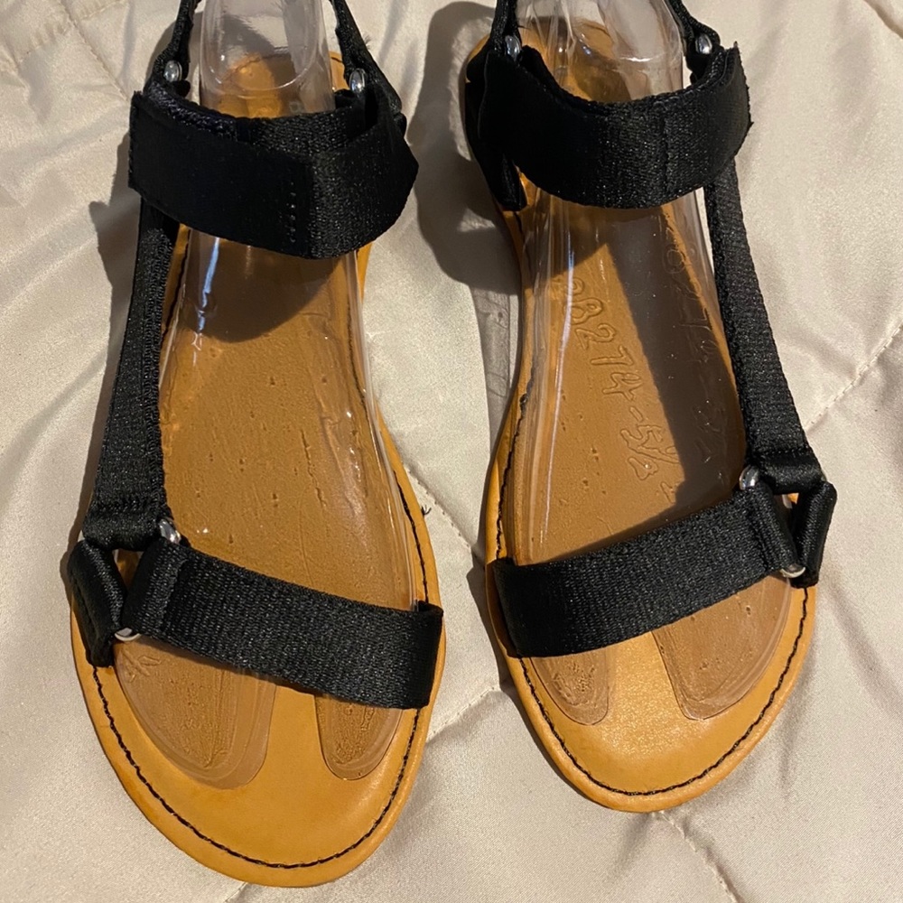 Woman's fashion Nova sandals